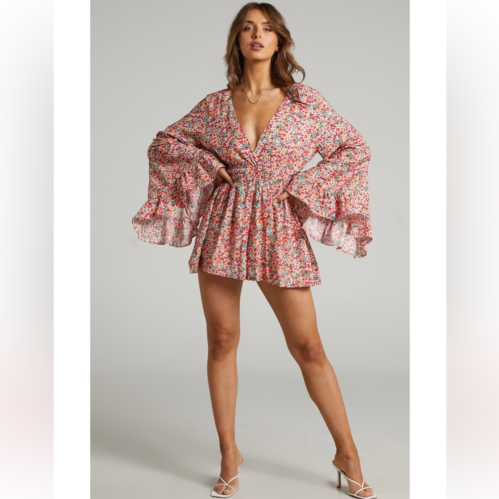 Showpo Mila Long Flared Sleeve Playsuit In White Floral US Size 6/Medium NWT